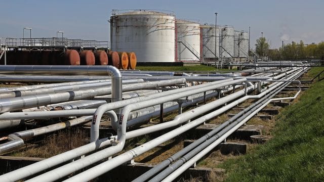 Leitungen und Tanks im Grosstanklager Ölhafen Rostock.