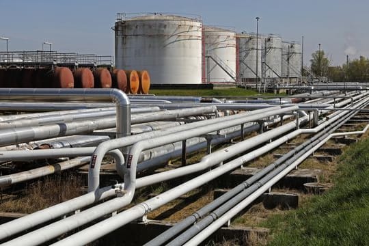 Leitungen und Tanks im Grosstanklager Ölhafen Rostock.