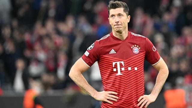 Stürmerstar Robert Lewandowski hat in München noch einen laufenden Vertrag bis zum 30. Stürmerstar Robert Lewandowski hat in München noch einen laufenden Vertrag bis zum 30.