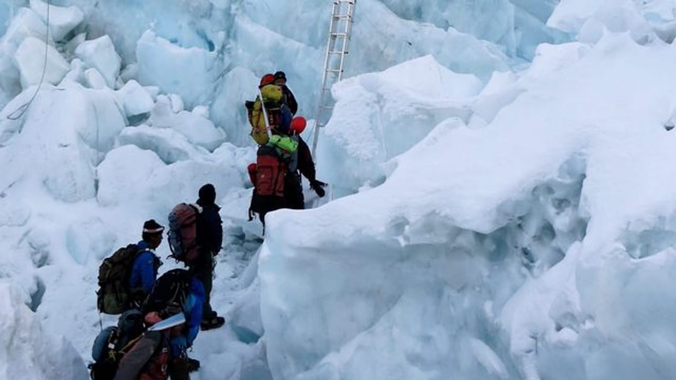 Bergsteiger auf dem Weg zum Gipfel des Mount Everest am Khumbu-Eisfall.