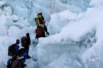 Bergsteiger auf dem Weg zum Gipfel des Mount Everest am Khumbu-Eisfall.