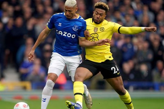 Evertons Richarlison (l) behauptet im Zweikampf mit Chelseas Reece James den Ball.