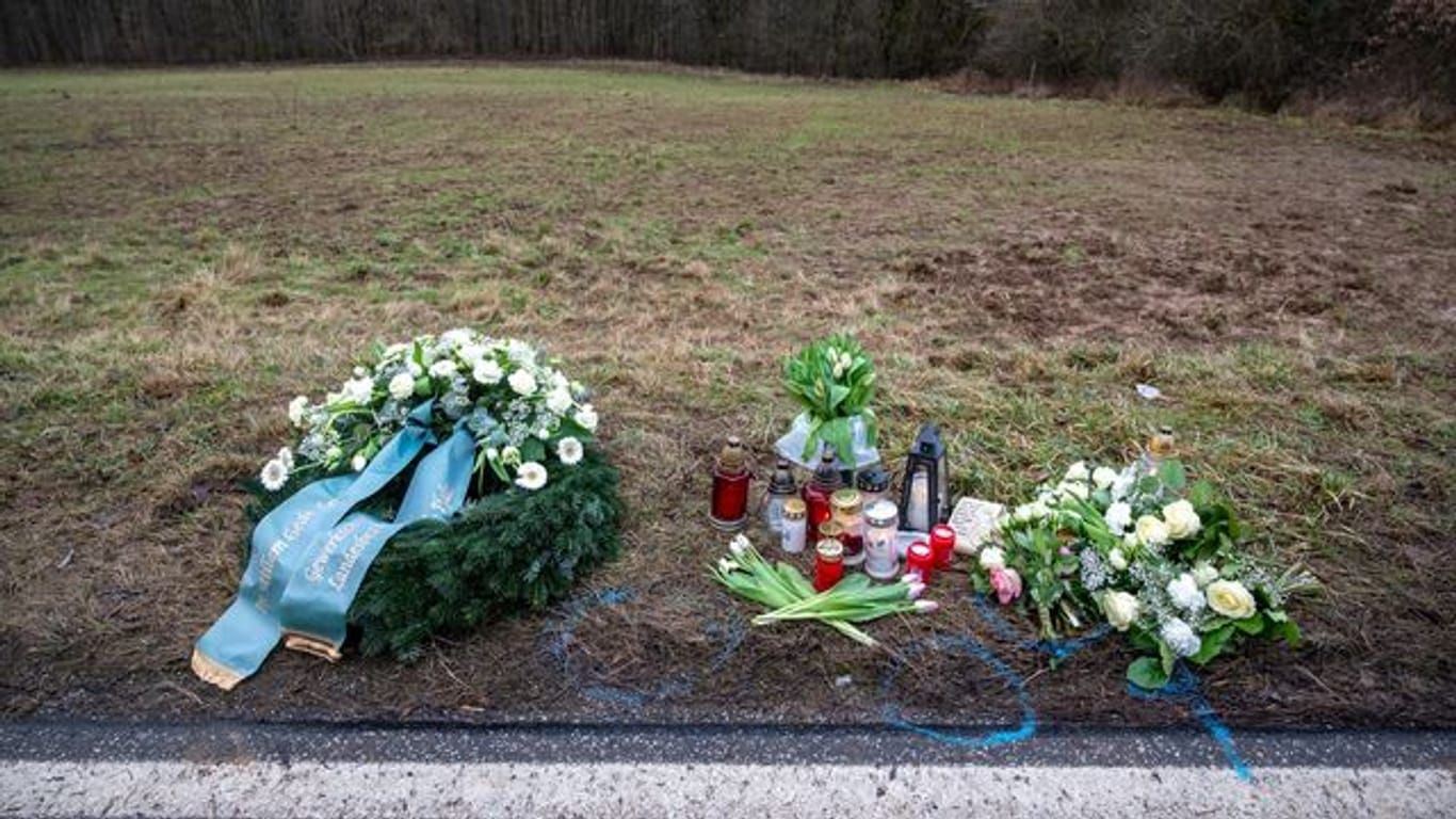 Ein Kranz, Blumen und Kerzen liege im Februar an einem Tatort nahe Kusel in der Pfalz.