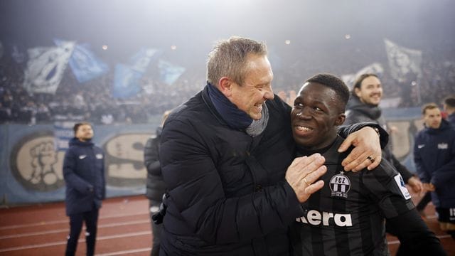 Zürich-Trainer Andre Breitenreiter (l) jubelt mit Wilfried Gnonto nach einem Sieg.