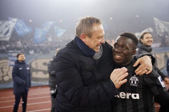 Zürich-Trainer Andre Breitenreiter (l) jubelt mit Wilfried Gnonto nach einem Sieg.