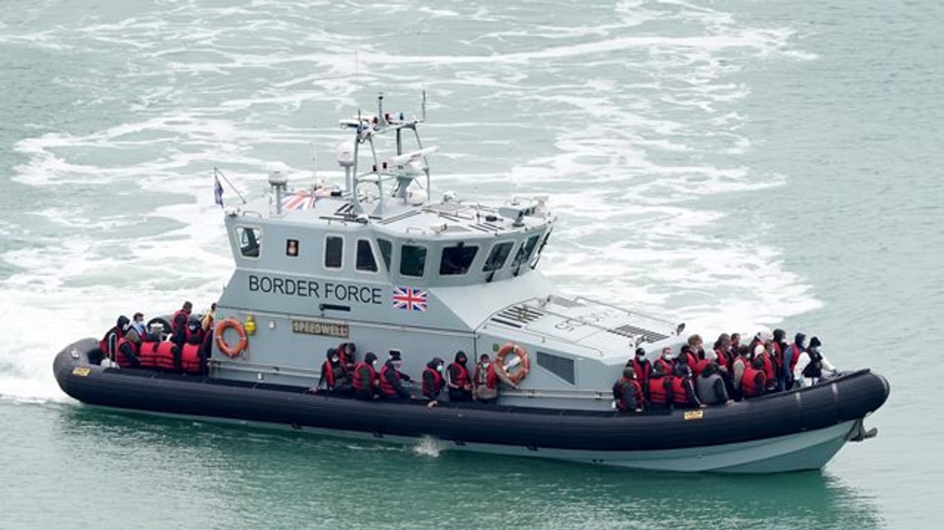 Eine Gruppe von Migranten ist von einem Schiff des britischen Grenzschutzes an Bord genommen worden.