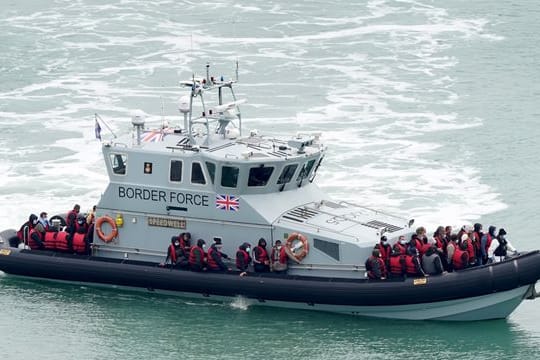 Eine Gruppe von Migranten ist von einem Schiff des britischen Grenzschutzes an Bord genommen worden.