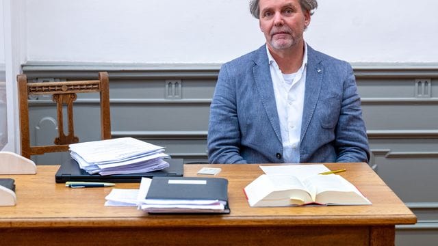 Der angeklagte Arzt beim Prozessbeginn im Amtsgericht Passau.