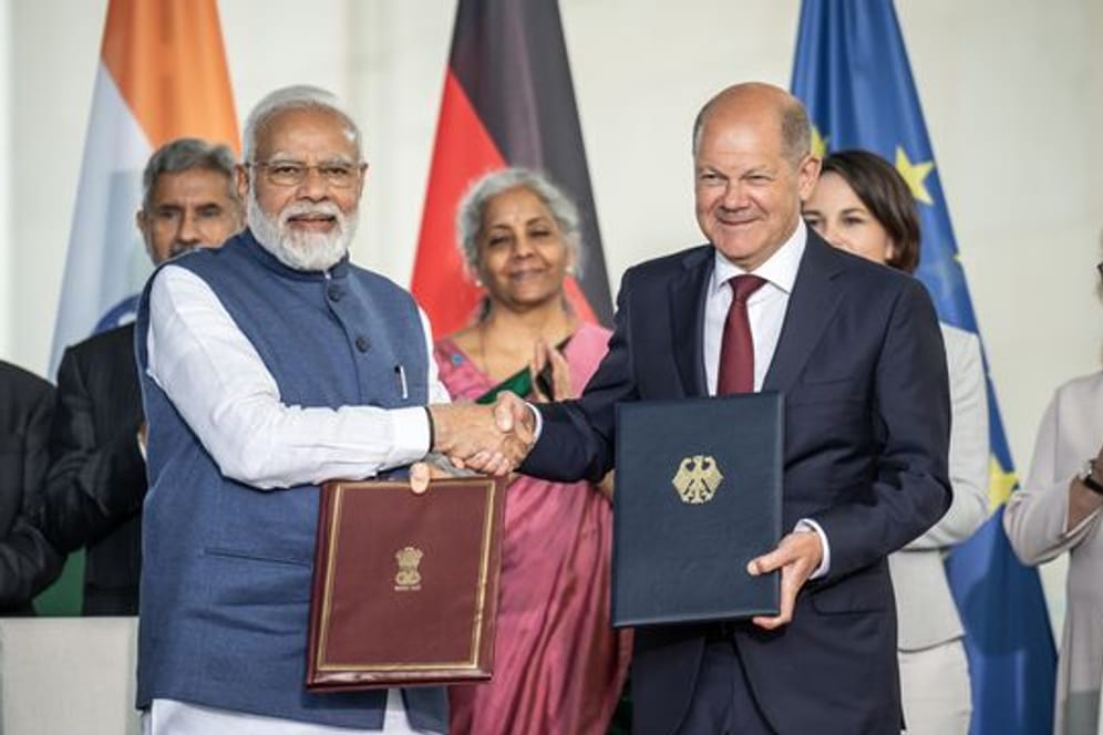 Bundeskanzler Olaf Scholz (SPD, r) hat Indiens Premierminister Narendra Modi zu gemeinsamen Regierungskonsultationen in Berlin empfangen.