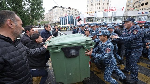 Polizisten und Demonstranten stoßen auf einer Straßen in Eriwan zusammen.