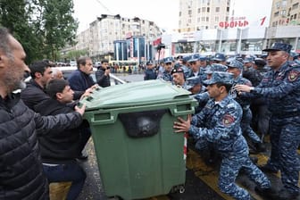 Polizisten und Demonstranten stoßen auf einer Straßen in Eriwan zusammen.