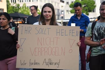 Nach dem Tod eines Mannes bei einer Polizeikontrolle in Mannheim haben mehrere Hundert Menschen gegen Polizeigewalt demonstriert.
