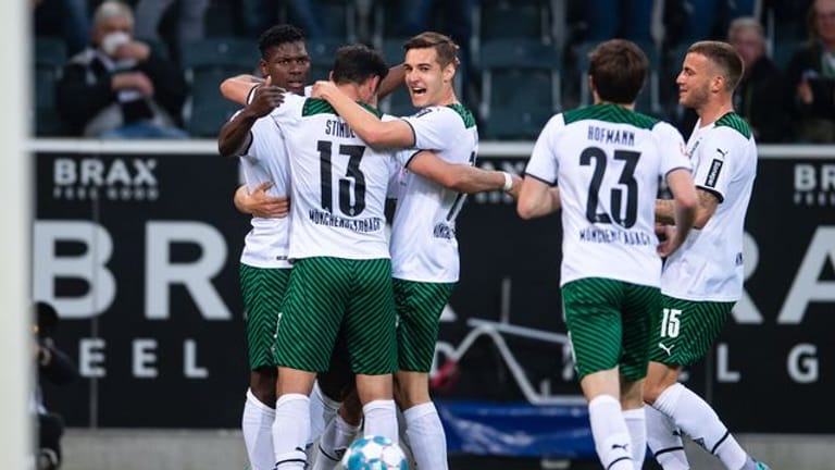 Die Spieler von Borussia Mönchengladbach feiern das 1:0 gegen RB Leipzig.