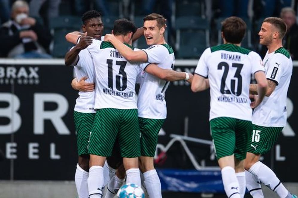 Die Spieler von Borussia Mönchengladbach feiern das 1:0 gegen RB Leipzig.