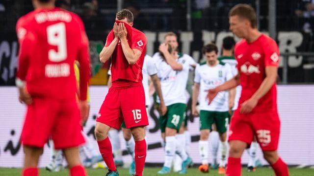 Leipzigs Lukas Klostermann reagiert nach dem Treffer zum 3:1.