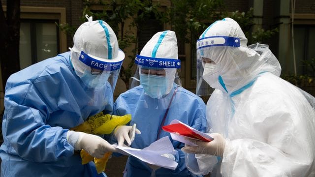 Den falschen abtransportiert: Medizinische Mitarbeiter überprüfen Daten. Den falschen abtransportiert: Medizinische Mitarbeiter überprüfen Daten.