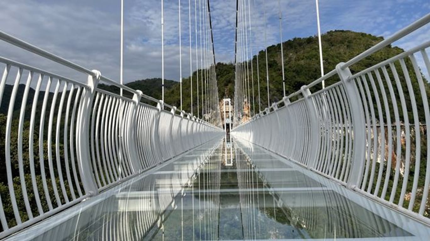 Die Bach-Long-Glasbrücke (auf Deutsch: Weißer Drache) im Hochland von Vietnam.