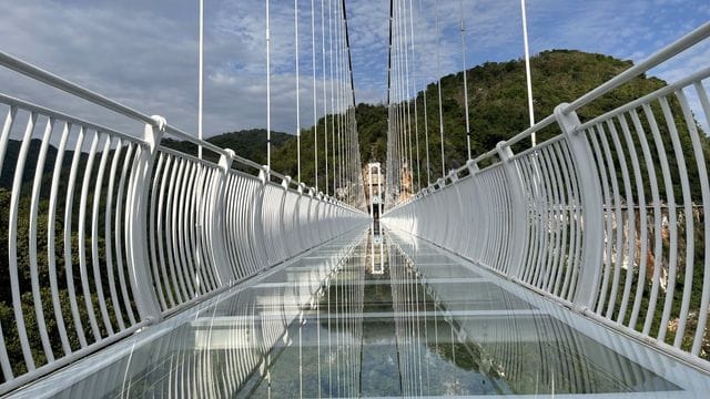 Die Bach-Long-Glasbrücke (auf Deutsch: Weißer Drache) im Hochland von Vietnam. Die Bach-Long-Glasbrücke (auf Deutsch: Weißer Drache) im Hochland von Vietnam.