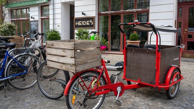 Ein Lastenfahrrad vor einem Café in Berlin-Prenzlauer Berg.