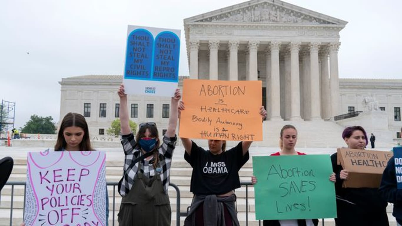Demonstrierende halten vor dem Gebäude des Obersten Gerichtshofs der USA in Washington Plakate mit Aufschriften wie "Abortion is Healthcare" (dt.