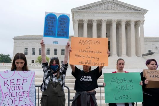 Demonstrierende halten vor dem Gebäude des Obersten Gerichtshofs der USA in Washington Plakate mit Aufschriften wie "Abortion is Healthcare" (dt.