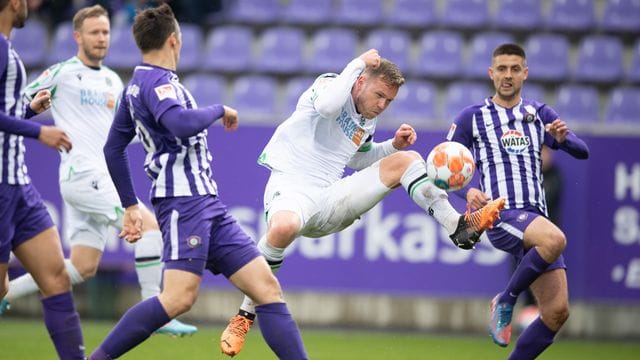 Marcel Franke (M) wechselt von Hannover nach Karlsruhe.