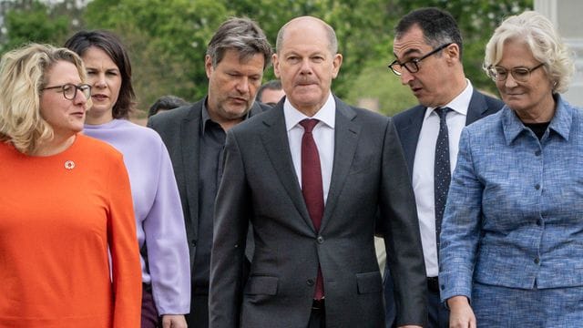 Bundeskanzler Olaf Scholz, Svenja Schulze, Annalena Baerbock, Robert Habeck, Cem Özdemir Christine Lambrecht vor dem Schloss Meseberg. Bundeskanzler Olaf Scholz, Svenja Schulze, Annalena Baerbock, Robert Habeck, Cem Özdemir Christine Lambrecht vor dem Schloss Meseberg.
