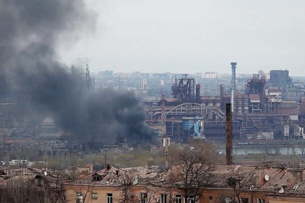 Rauch steigt aus dem Stahlwerk Azovstal in Mariupol auf.