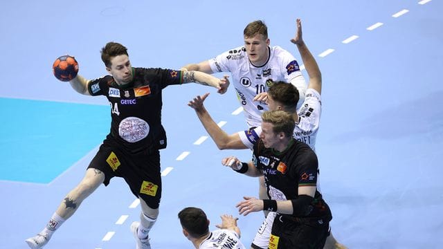 Erzielte für den SC Magdeburg gegen HBC Nantes zwölf Tore: Michael Damgaard (l) wirft den Ball.