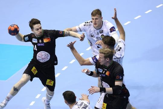 Erzielte für den SC Magdeburg gegen HBC Nantes zwölf Tore: Michael Damgaard (l) wirft den Ball.