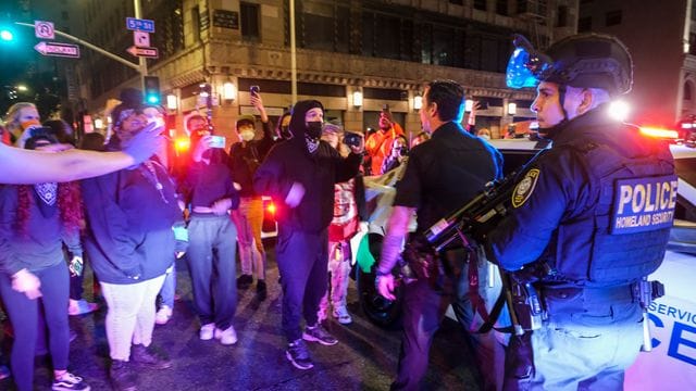 Demonstranten stehen in Los Angeles Polizisten gegenüber.