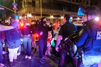 Demonstranten stehen in Los Angeles Polizisten gegenüber.