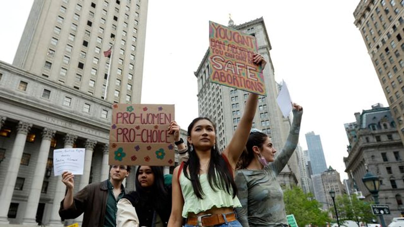 Menschen demonstrieren auf dem New Yorker Foley Square für das Recht auf Abtreibung.