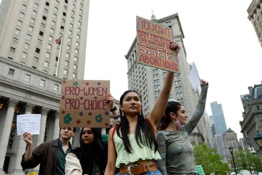 Menschen demonstrieren auf dem New Yorker Foley Square für das Recht auf Abtreibung.