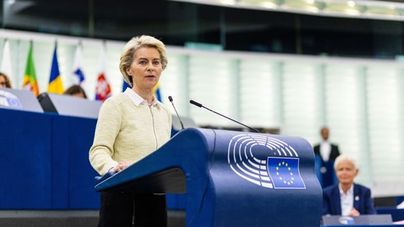 EU-Kommissionspräsidentin Ursula von der Leyen spricht vor dem Europäischen Parlament in Straßburg. EU-Kommissionspräsidentin Ursula von der Leyen spricht vor dem Europäischen Parlament in Straßburg.