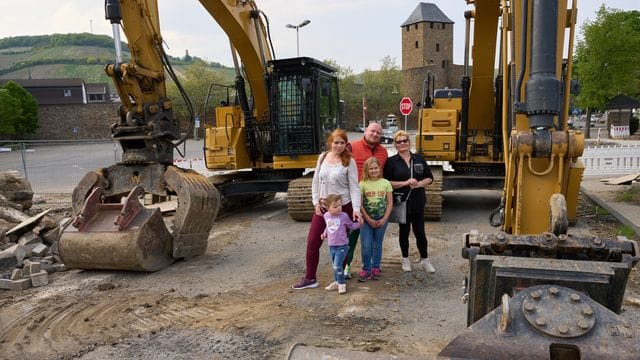 Valentyna Ridvanskaya (M) und ihre Familie, Ehemann Juri (r), Schwiegermutter Svitlana und die Kinder Polina und Uliana stehen vor den Resten der Ahrtorbrücke. Valentyna Ridvanskaya (M) und ihre Familie, Ehemann Juri (r), Schwiegermutter Svitlana und die Kinder Polina und Uliana stehen vor den Resten der Ahrtorbrücke.