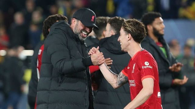 Liverpools Trainer Jürgen Klopp (l) und Spieler Kostas Tsimikas feiern den Sieg gegen Villarreal.