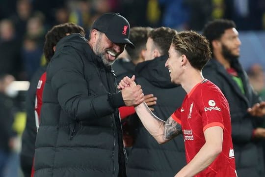 Liverpools Trainer Jürgen Klopp (l) und Spieler Kostas Tsimikas feiern den Sieg gegen Villarreal.