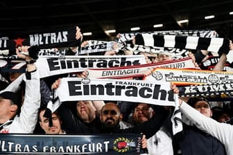 Die Frankfurter Fans jubeln für ihre Mannschaft.