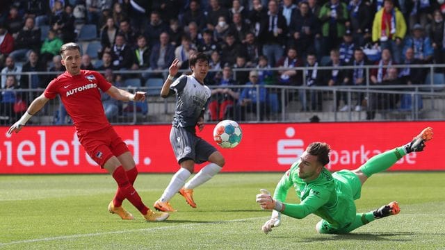 Berlins Torwart Marcel Lotka (r) pariert einen Ball von Bielefelds Masaya Okugawa (2. Berlins Torwart Marcel Lotka (r) pariert einen Ball von Bielefelds Masaya Okugawa (2.