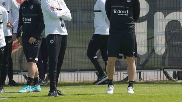 Frankfurts Trainer Oliver Glasner und Martin Hinteregger (r) beim Training.