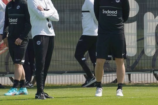 Frankfurts Trainer Oliver Glasner und Martin Hinteregger (r) beim Training.