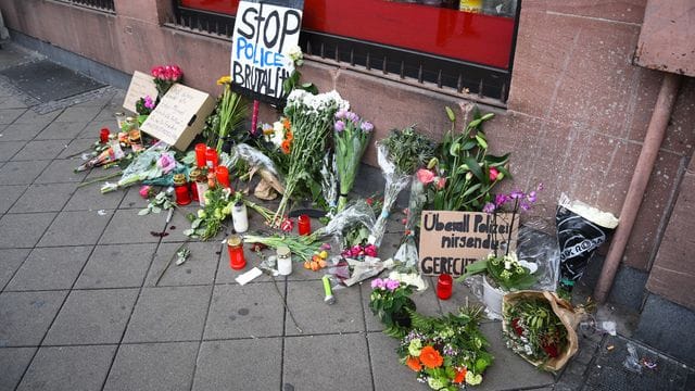 Blumen, Kerzen und Schilder liegen an dem Ort, an dem am Montag (02. Blumen, Kerzen und Schilder liegen an dem Ort, an dem am Montag (02.