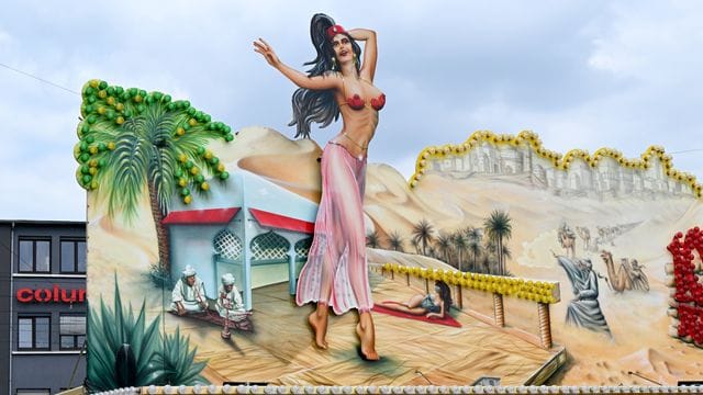 An einem Geschäft auf dem Stuttgarter Frühlingsfest sind bunte Abbildungen angebracht, die nach Ansicht der Grünen-Fraktion im Stuttgarter Gemeinderat diskriminierend und sexistisch sein sollen. An einem Geschäft auf dem Stuttgarter Frühlingsfest sind bunte Abbildungen angebracht, die nach Ansicht der Grünen-Fraktion im Stuttgarter Gemeinderat diskriminierend und sexistisch sein sollen.
