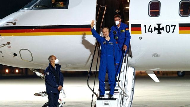Der Astronaut Matthias Maurer steigt nach seiner Ankunft auf dem Flughafen Köln/Bonn aus dem Flugzeug. Der Astronaut Matthias Maurer steigt nach seiner Ankunft auf dem Flughafen Köln/Bonn aus dem Flugzeug.