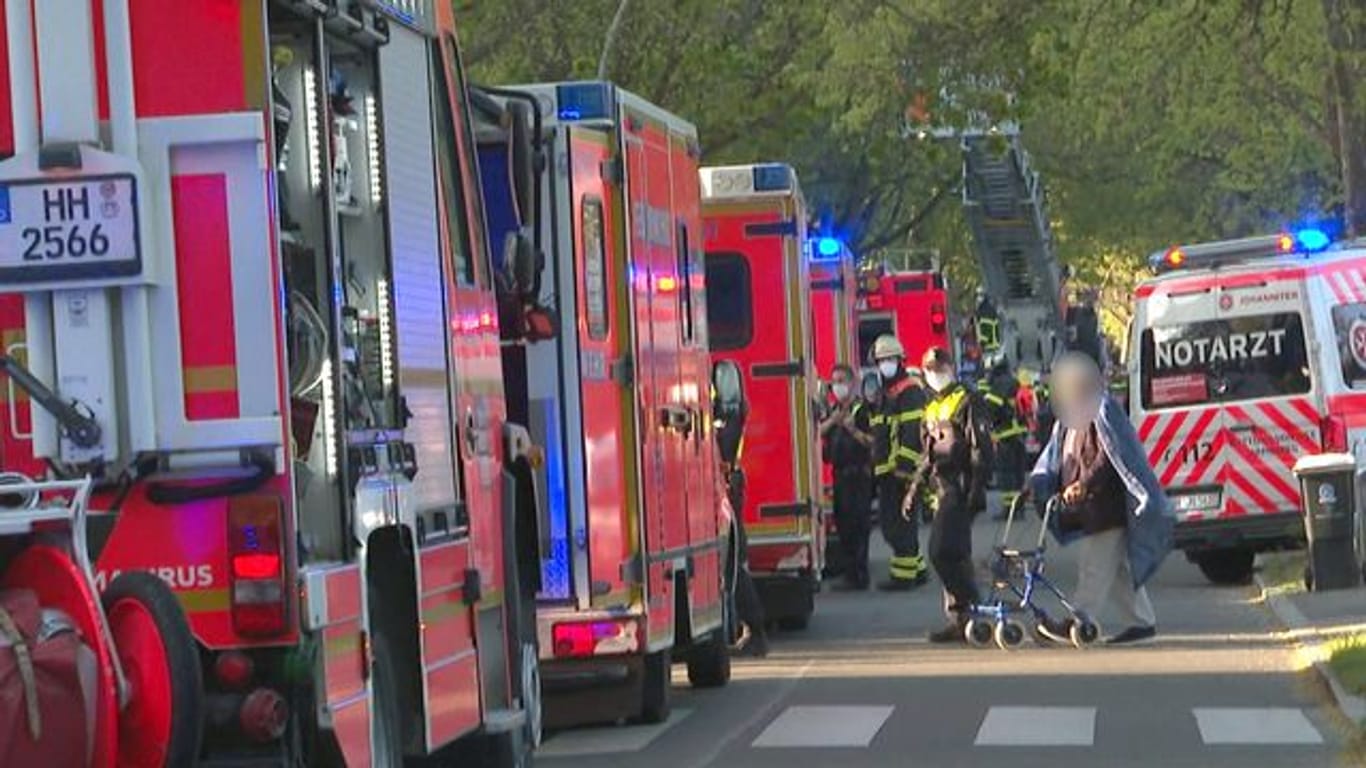 Nach einem Brand kümmern sich Feuerwehrleute um die Bewohner eines Pflegeheims in Hamburg.
