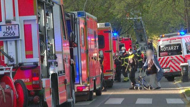 Nach einem Brand kümmern sich Feuerwehrleute um die Bewohner eines Pflegeheims in Hamburg. Nach einem Brand kümmern sich Feuerwehrleute um die Bewohner eines Pflegeheims in Hamburg.