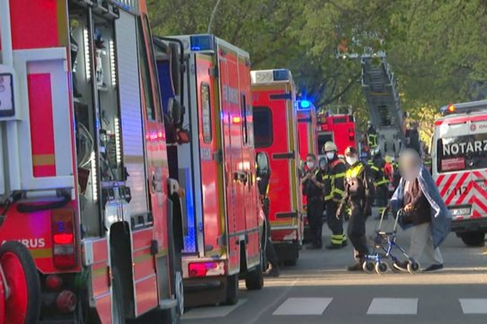 Nach einem Brand kümmern sich Feuerwehrleute um die Bewohner eines Pflegeheims in Hamburg.