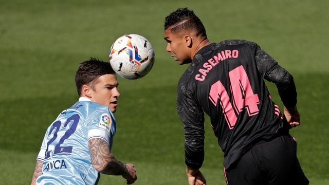 Stürmer Santi Mina (l) von Celta Vigo wurde zu vier Jahren Haft verurteilt. Stürmer Santi Mina (l) von Celta Vigo wurde zu vier Jahren Haft verurteilt.