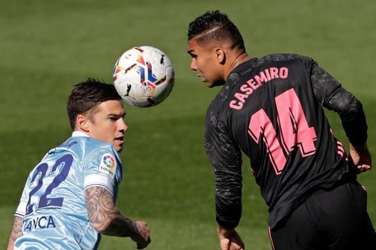 Stürmer Santi Mina (l) von Celta Vigo wurde zu vier Jahren Haft verurteilt.